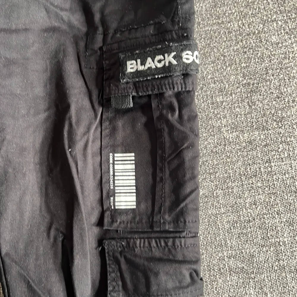 Svarta blacksquad byxor. Fickor på sidorna av låren. Använd ett par gånger men i bra skick.. Jeans & Byxor.