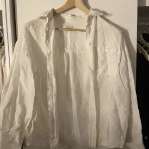 En vit linneskjorta från Hanna Schönbergs kollektion med NA-KD, strl 34 men är oversized. Fint skick! 🥰