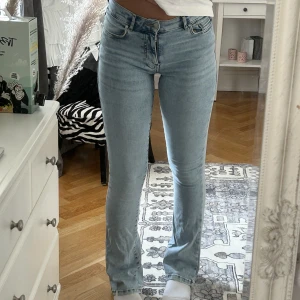 Jeand - Lågmidjade bootcut jeans ifrån bikbok, aldrig använda! 
