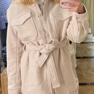 Kort jacka i ull från Other stories - Säljer min höst- och vårjacka eftersom den inte kommit till användning. Har använt den max fem gånger, så den är som ny. Färgen är en varm, ljusbeige sådan. Storlek 34. Kan fraktas vid behov!