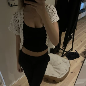 Vit stickad bolero - Hejj! Säljer min vita stickade bolero då den inte kommer till användning. Jätte snygg och i bra skick! Köparen står för frakten💗