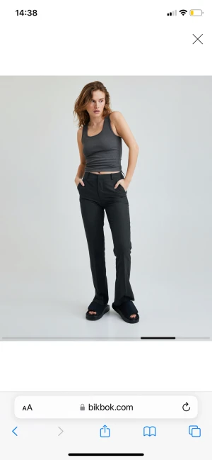 Svarta kostymbyxor  - Säljer de populära kostymbyxorna från bikbok i modellen Vilma 🖤 Jättefint skick, säljer då jag har två par exakt likadana