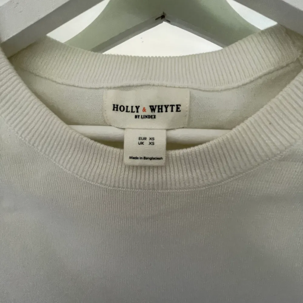 Säljer min vita t-shirt från holly&whyte använts 2-3 ggr. Original pris 250kr säker för 180+frakten. T-shirts.
