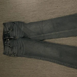Hm jeans  - Lågmidjade populära Jens från hm, i bra skick och säljer då de är lite stora, kan även byta till ett par i 36, hör av er vid frågor 💕