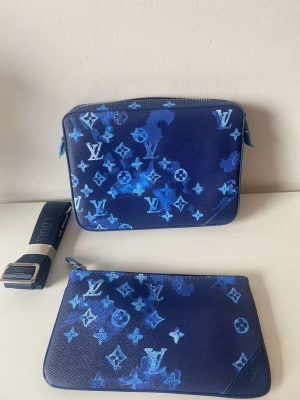 Luis vuitton trio messenger bag - Lilla plånboken ingår också. Denna axel väskan säljer jag pågrund av att jag inte använder den skick 10/10. Knappast använd. (Tveka inte ens på att höra av vid frågor)