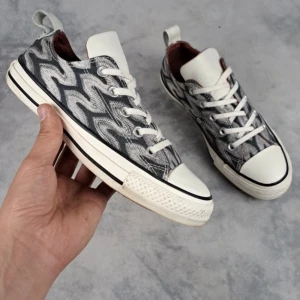 Missoni skor  - Säljer mina så coola missoni converse, använda en gång och inga tecken på användning! Köpta för 1400 ❣️❣️Sitter perfekt på mig som har 37,5, alltså stora i storleken