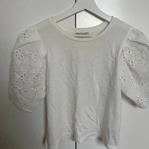 Topp - Jättesöt topp med puffärmar med spets detaljer från zara i storlek s,  sparsamt använd❣️