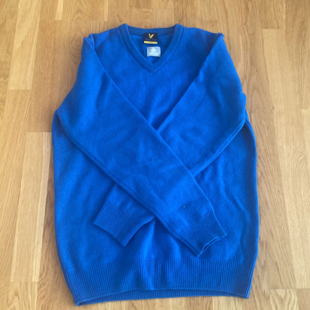 Blå Lyle scott stickad tröja | Plick Second Hand