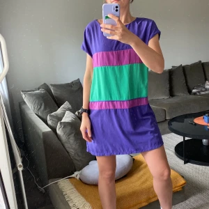 T-shirt klänning  - Jättetrevliga färger till sommar. Bekväm klänning. 