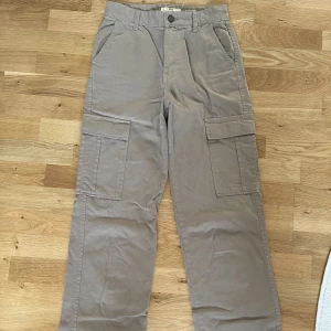 Cargopants - Skitsnygga cargopants som dessvärre blivit lite stora för mig. Strl 36, normala i storleken. Använda typ 3 gånger 