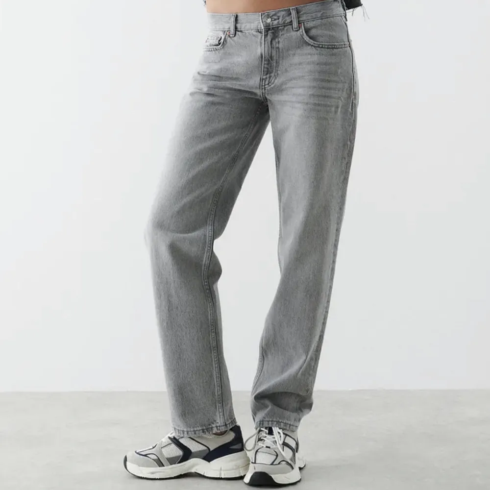 Säljer dessa lågmidjade jeans i nyskick. Strl 40 men små i storleken så passar 36/38 oxå. Nypris 500 🤍. Jeans & Byxor.