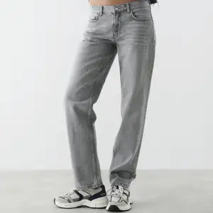 Säljer dessa lågmidjade jeans i nyskick. Strl 40 men små i storleken så passar 36/38 oxå. Nypris 500 🤍