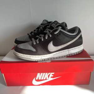 Nike dunk low j pack shadow 2020 Använda men i bra skick 8,5/10 Sällsynta och nypris över 5000kr !!Obs låda medföljer ej!!  Storlek 41 eller us 8 100% äkta och Legit check finns