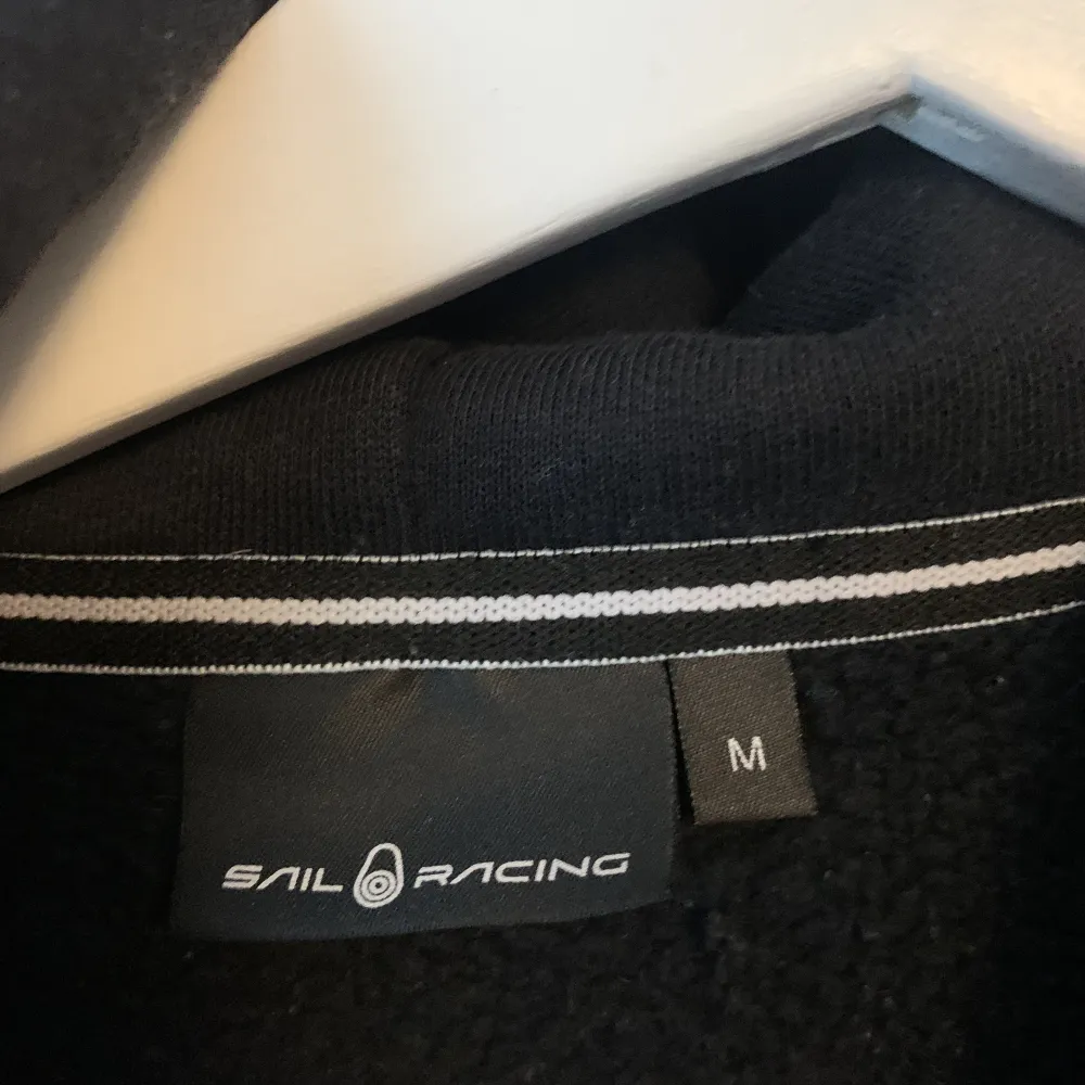 Sail Racing zip-up hoodie köpt för va 3 månader sedan, används inte längre Skick 8/10. Hoodies.