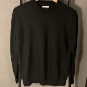 Stickad merinoulls tröja  - Merinoulls tröja från THESE GLORY DAYS skjortvänligtröja som sitter mer åt S/M hållet  Tröjan har hamnat i torktumlaren i fel tvättprogram men är annars felfri 8/10 cond