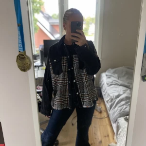 Over shirt - Jacka - En rutig over shirt från Zara. Nästintill aldrig använd och i gott skick. 