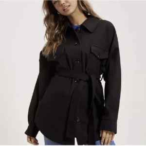 Kappa - Säljer kappan från Nelly eftersom den är för stor för mig💕 Helt oanvänd perfekt till någon som är runt 170