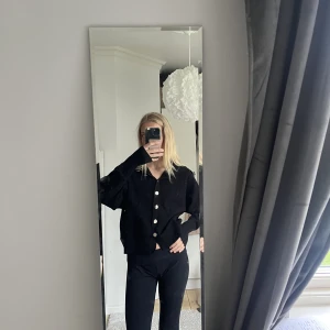 söt svart kofta från hm  - svart stickad superfin kofta från zara🫶 sen har guldiga knappar fram och en fin krage, köpt för någora år sedan💕