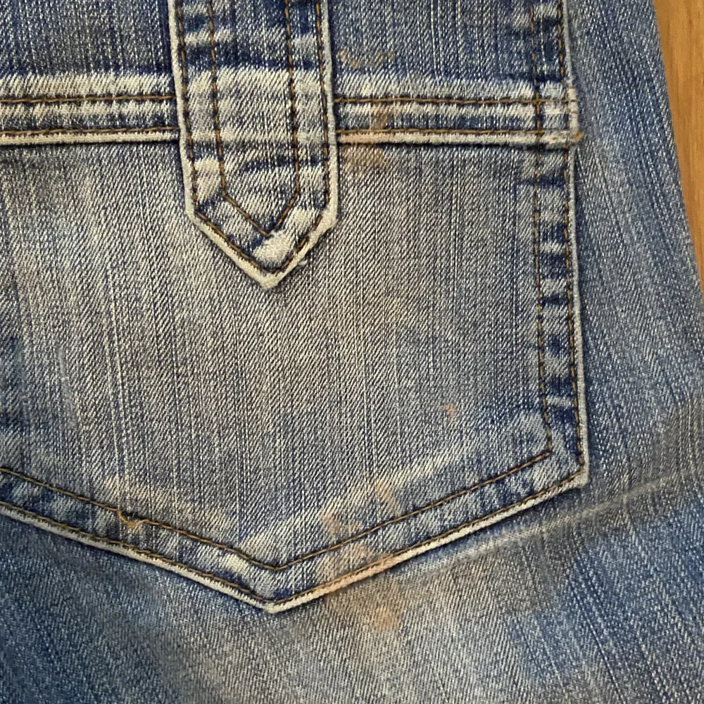 Köpt på vinted men de passade inte i storleken ❤️ jättefina trendiga jeans 😊 små fläckar på en av fickorna men de syns ej! Storlek XXS/29 . Jeans & Byxor.