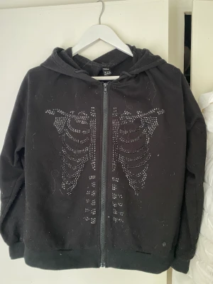 Shein hoodie/kofta - Ännu en shein hoodie/kofta, samma med denna som den andra.Den är använd men ser rätt ny ut.