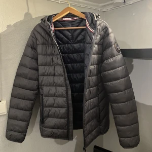 Nappapirji Dunjacka  - Säljer nu en oanvänd dunjacka från Nappapirji. Perfekt nu till höst/vinter.  Skick: 10/10 aldrig använd  Hör av er vid frågor om produkten eller intresse! 