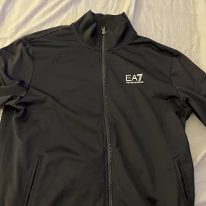 Armani tröjer - Båda två 9/10 skick. Strl på dom två är S-M. Båda två för 800 En för 450