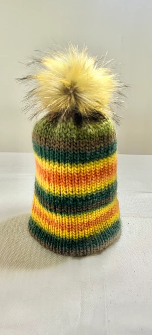 HELT NY handgjorda mössa.  - Säljes i Upplands Väsby, kan mötas i närheten eller skicka.  Mössa med pompoms. Unisex.  One Size.  Den kan användas på två sätt som visas på bilden.