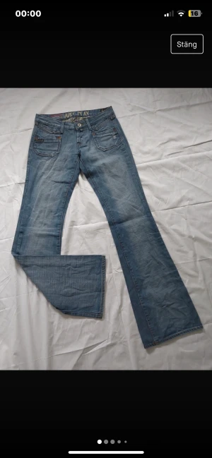 snyggaste lågmidjade jeansen - Sjukt snygga ljusblåa lågmidjade jeans bootcut modell! MIDJEMÅTT: 37cm rakt över! Ytterbenslängd: 103cm💖Tryxk gärna på köp nu! (tar ej fler bilder på för de e för små för mig)