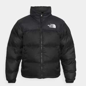 North Face puffer jacka - Säljer min North Face jacka då den inte används längre, använt ett fåtal gånger å fortfarande i bra skick💕 Storlek S men är oversized så passar allt ifrån XS-M (beror på hur du vill ha passformen) Org pris 3000kr