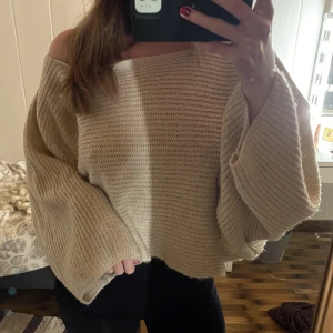 Stickad tröja  - Beige Oversized stickad tröja ifrån NAKD Storlek M den är i fint skick 