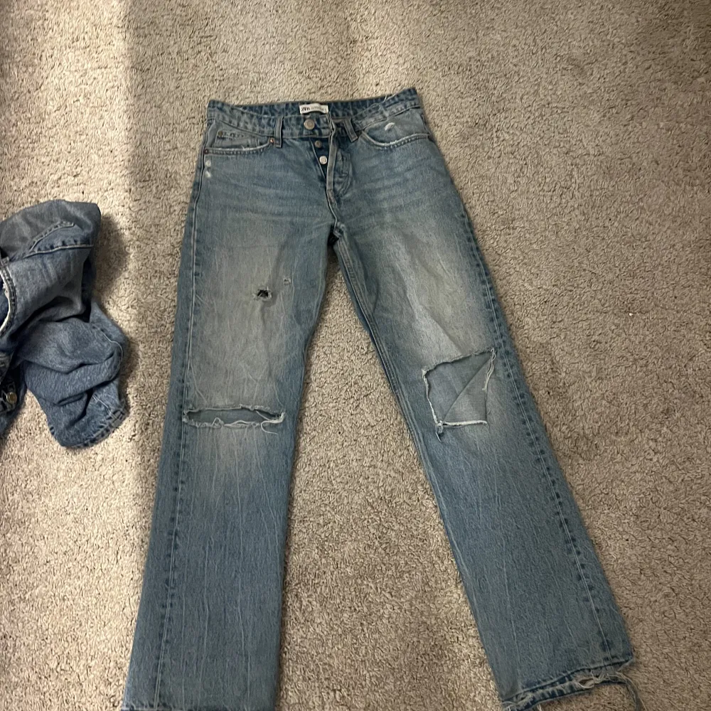 Jeans från zara. kan tyvärr inte skicka bild på då de är för små. . Jeans & Byxor.