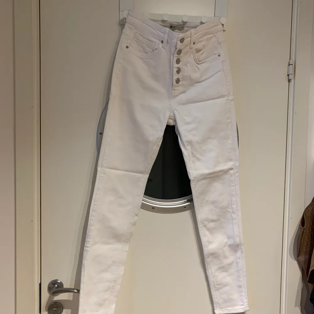 Aldrig använt. Vita jeans från gina tricot. Högmidjad med flera knappar.. Jeans & Byxor.