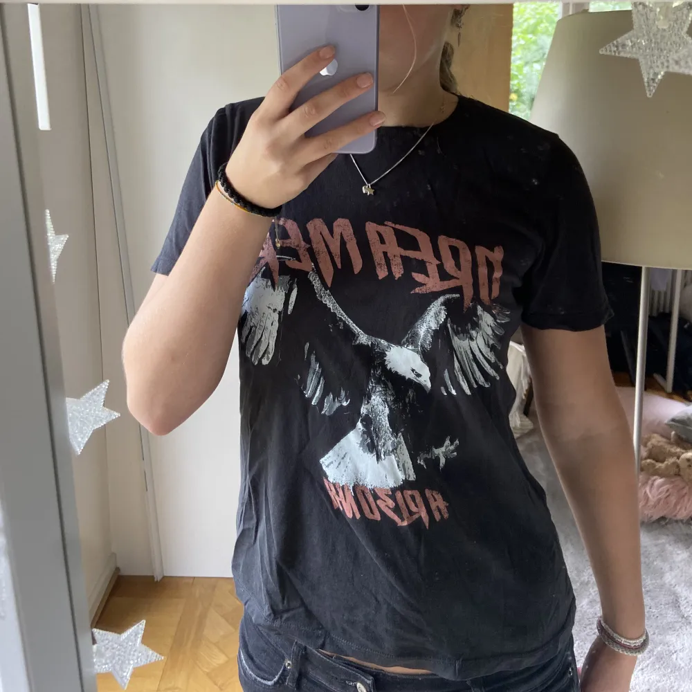 Jättecool T-shirt i storlek s från Gina tricot❤️❤️. Toppar.