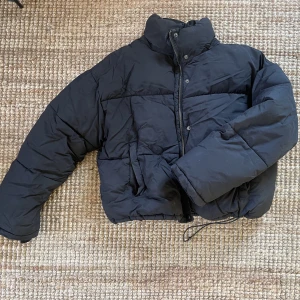 Pufferjacka NAKD - Pufferjacka från NA-KD, kort modell. Supertjockt dun! Har haft uppe i fjällen utan problem! Strl. S men passar även M.