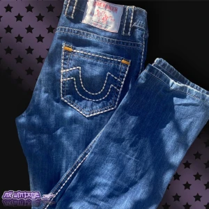 TRUE RELIGION JEANS - Säljer ett par snygga baggy trueys i strlk M. Har jävligt snygga broderi på jeansen!! 