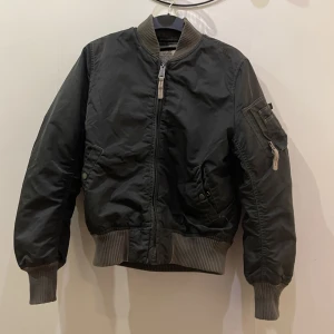 Bomberjacka militär grön - Bomberjacka från alpha industries inc, säljer för 250kr