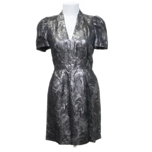 Cocktailklänning - Säljer den här supersnygga klänningen då den tyvärr är lite för liten för mig. Jag är 173 cm och när vanligtvis strl S så skulle säga att den är aningen mindre i storlek. Annars är den i superfint skick!