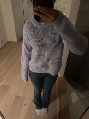 Stickad tröja  - Säljer nu denna stickade tröja i super fin blå färg! Tröjan har inga defekter. Den är i storlek XS men skulle säga att den även passar som S💙