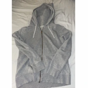 Zip-jacket - Säljer en helt vanlig ljusgrå zipjacket som blivit för liten på mig. Inga skavanker 