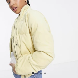 Jacka i manchester  - Cool varm jacka i manchester från asos! Aldrig använd, prislappar kvar! Storlek 42 men passar mig som brukar ha 38/40 med, lite beroende på hur man vill att passformen ska vara. Nypris 629kr. Köpare står för frakten!☕️🍁🌝💙