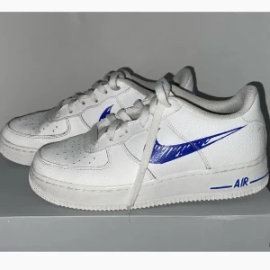 Nike air force - Snygga sneakers som använts sparsamt men creasat lite (kolla bilden). Köptes för 1000kr, mitt pris är 450kr