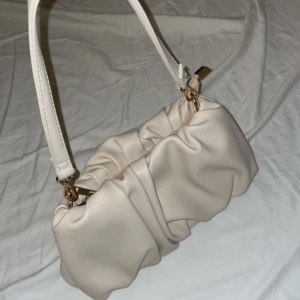 Handväska  - En rosa/beige handväska som använts ett fåtal gånger utan skavanker