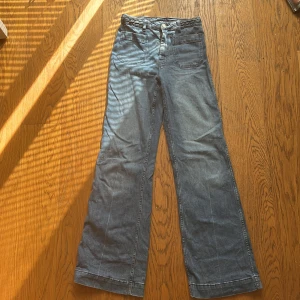 Högmidjade Jeans - Dom ser små ut på bilden men dom är sjukt stretchiga och sköna🧸