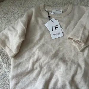 Jättefin stickad T-shirt merino ull. Från Selected Femme. Denna säljs inte längre. Nypris 600kr. Storlek M vilket jag rekommenderar till någon som har S. Bud på 400❣️