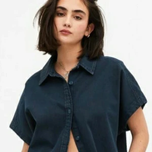 Boxig svart denim skjorta Monki stl M - Snygg stilren oversize skjorta i svart denim. Storlek M men är ganska oversize. Skulle tro att den sitter oversize även på L. Säljs pga kommer inte till användning.   Som ny, använd bara enstaka gånger. Hel ren och slät. Nypris 350. 