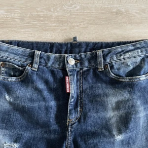 Dsquared2 Jeans  - Hej, säljer just nu ett par riktigt feta Dsquared2 Jeans som passar 14-16 åringar. De är köpta från Farfetch för ca 1år sedan. Ny pris 3300kr mitt pris 2199. Säljer för att de är för små. Säljer billigt för att jag är i behov av pengar.