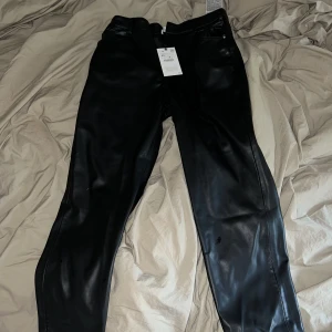 Skinnbyxor - Skinnbyxor från zara i storlek 40.