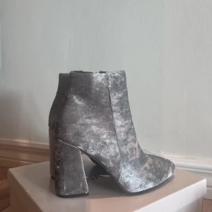 Stövlett med klack - Grå boots med klack i grå velour/sammet. Även fodrad i insida. Storlek 37. Aldrig använda 