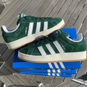 Adidas Campus 00s ”Dark Green Gum” - Säljer dessa mörkgröna Adidas Campus 00s ”Dark Green Gum”. De är helt nya och oanvända. Köpta ifrån Zalando och självklart äkta. Finns i storlek 38 men andra storlekar går även att lösa. Använd gärna Köp nu funktionen men Swish funkar också.