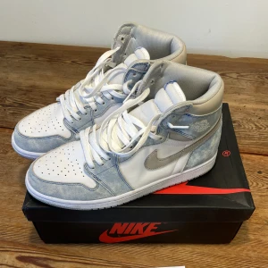 Jordan 1 Hyper Royal - Använda Jordan 1 Hyper royals  Skick 7/10✅ Lite creased men annars är de i bra skick Kom med prisförslag